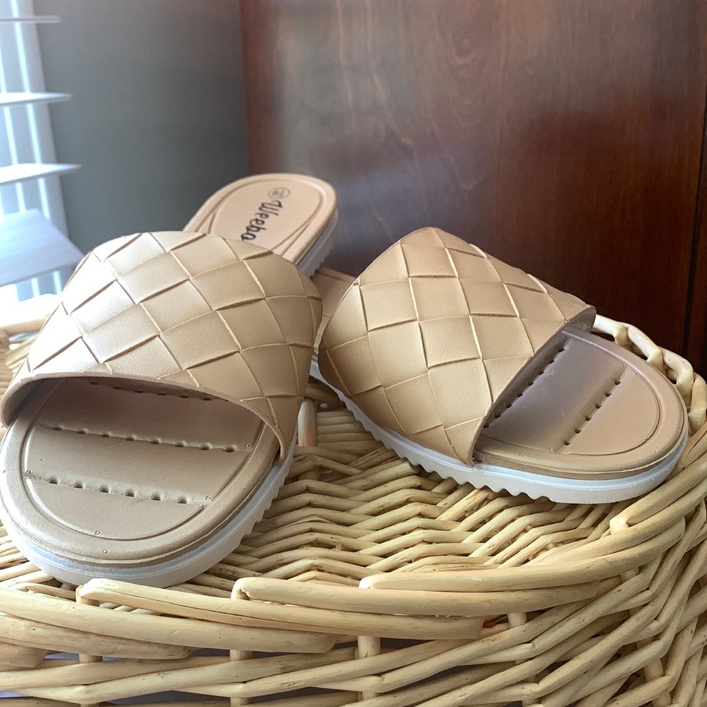 Weeboo slides size 8.5